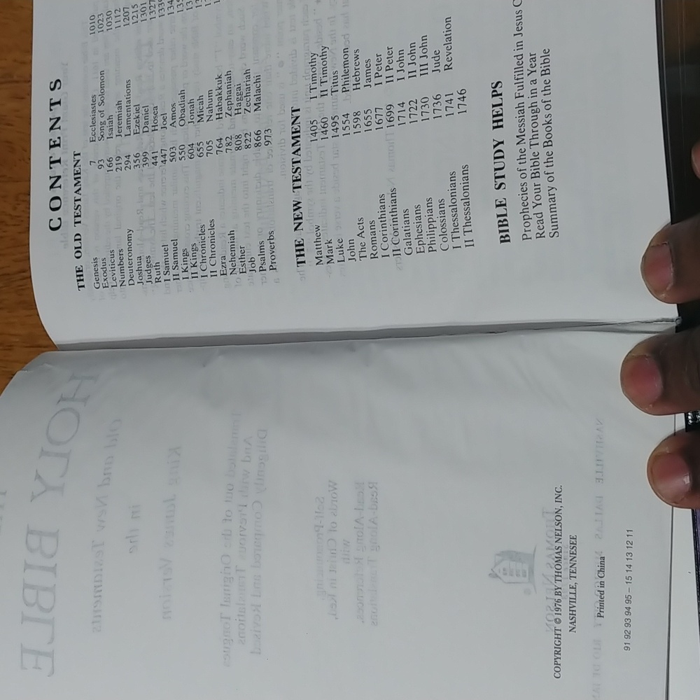 Thomas Nelson Holy Bible Giant Prints - Picture 6 of 12